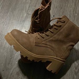 NWOT never worn or tried on brown boots SZ8